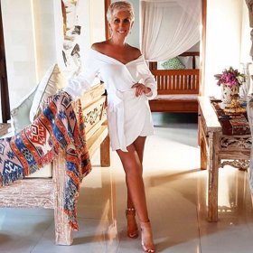 Možná i dvacátnice! Sheila má vážně úžasnou postavu.