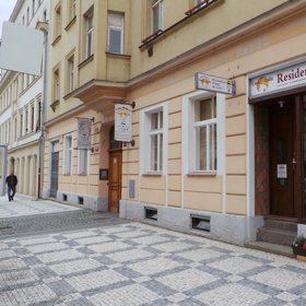 Některé hotely musely propustit prakticky všechny svoje zaměstnance.