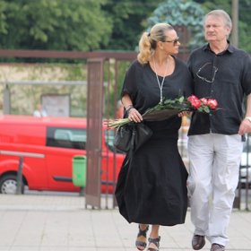 Manželé drží při sobě.