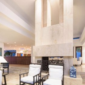 Uvnitř je vše laděné do bílé či béžové barvy.