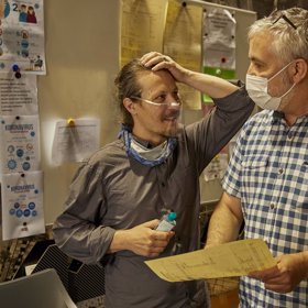 Všechny byly negativní. Kdyby někdo nakažený byl, musel by se změnit natáčecí plán.