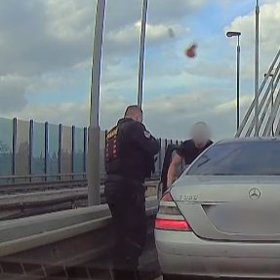 Policistům se po několika minutách podařilo nebezpečného řidiče vypátrat.