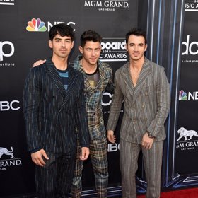 V roce 2013 se Jonas Brothers rozpadli, nyní zase koncertují. 