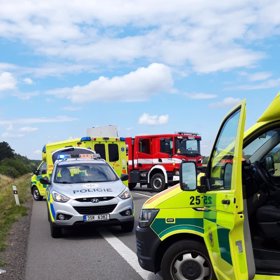 Zranění byli převezeni do nemocnic.