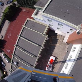 Takhle nějak vypadá pohled dolů z výšky 30 metrů.