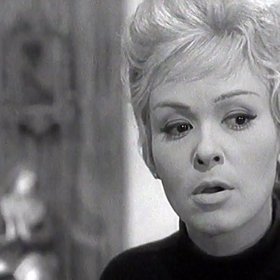 Důvodem byly vážné rodinné záležitosti a svatba s prvním manželem B. Stašem.