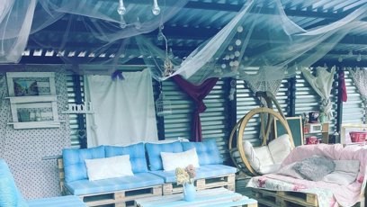 FOTO: Zahradní domeček s nábytkem si vytvořila sama z palet.