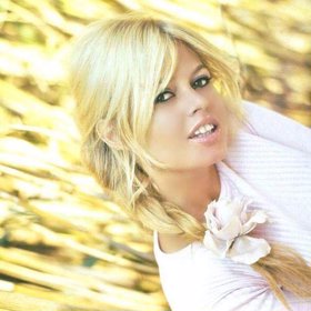 Její blond kadeře byly dokonalé.