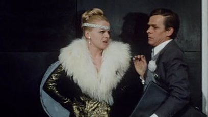 FOTO: Iva Janžurová a Eduard Cupák ve filmu Pane, vy jste vdova! (1970).