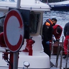 Zatím se podařilo vylovit jen několik rakví, hasiči netuší, kolik přesně jich ve vodě ještě je.