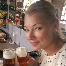 Helenu štvou zavřené hospody.