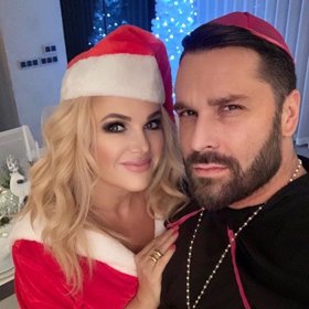 Monika Babišová se svým dvorním zahradníkem Ivanem.