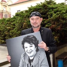 4. Fotograf Jakub Ludvík přinesl Jiřince fotku Jiřinky.