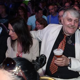 Dnešní Jonák vymetá bary, shání dívky, které mají rády piss, a vypráví o tom, jak bude zase všechno jako dřív.