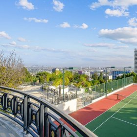 Dům se nachází v Hollywood Hills.