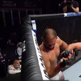 A pravým hákem ho dorazil.