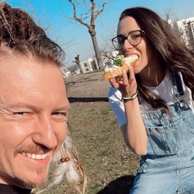 Pořídili si zamilované snímky na procházce přírodou.