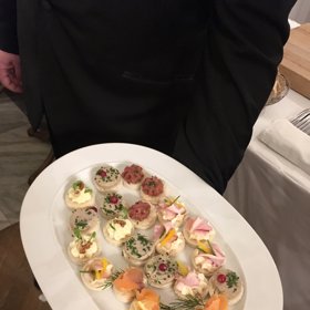 Pražská smetánka slavnostně pokřtila prvorepublikové Café Graff