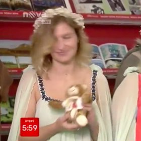 Simona má zjevně zkušenosti před kamerou.