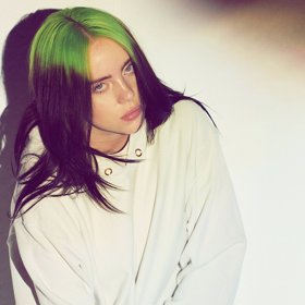 Pro Billie Eilish byly vždycky typické barevné vlasy.