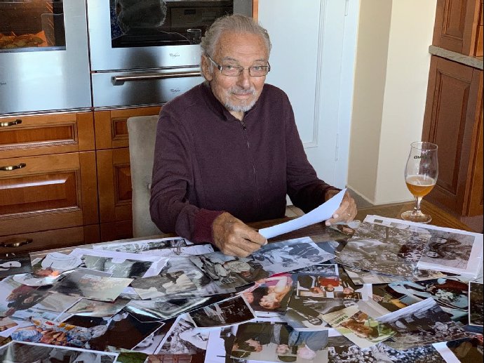 FOTO: Karel Gott četl prakticky každý dopis od fanoušků. – stránka 555