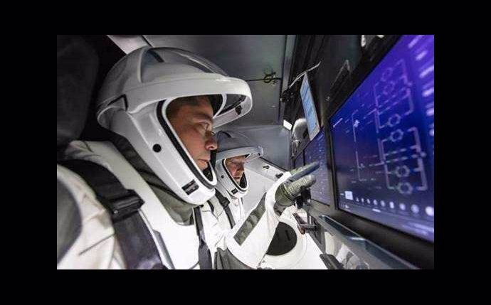 FOTO: Astronauti NASA: vlevo Bob Behnken a Doug Hurley – stránka 20