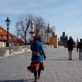 Jindy přeplněný Karlův most je teď prázdný.