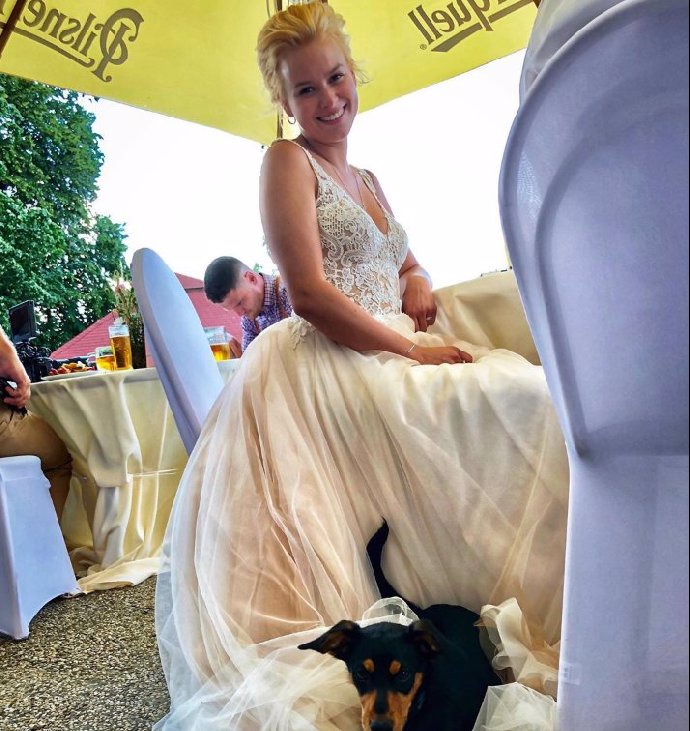 FOTO: Měla krásné šaty. – stránka 705