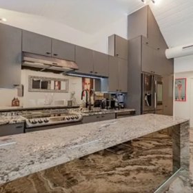 Když se rozhodli, že se budou stěhovat do Španělska, Vlasta začal apartmány předělávat.