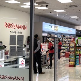 Ani v drogériích se zákazníci moc neohřejí.