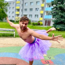 Zdá se, že Tary nezná opravdu žádný stud.