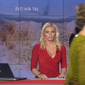 Parádní také bylo, jak zaskočila Reye Korantenga, když se mu během Televizních novin nečekaně prošla před obličejem.