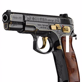 Legendární pistoli CZ 75 vyrobenou v České zbrojovce Uherský Brod dostal od Babiše prezident Trump.