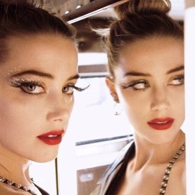 Červená rtěnka je pro ni charakteristická.