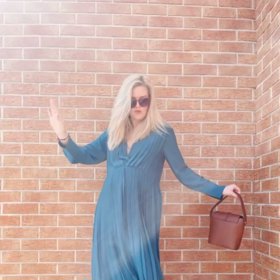 Nikol Štíbrová si letní focení užívá.