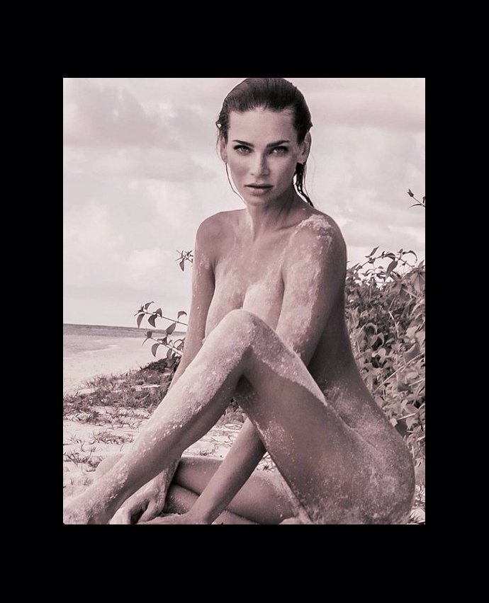 FOTO: Andrea se fotila nahá v písku. – stránka 890