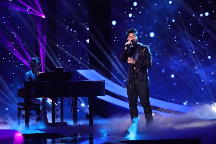 FOTO: Giovanni Ricci jako první zazpíval píseň od Eltona Johna Your Song. – stránka 101