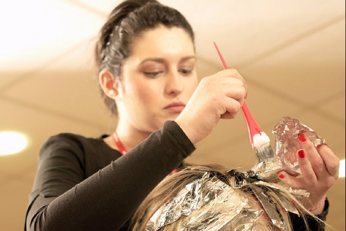 FOTO: Kadeřnictví budou ještě minimálně měsíc zavřená. – stránka 6