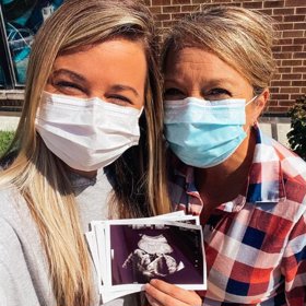 Breanna Lockwood svou těhotnou matku doprovázela všude.