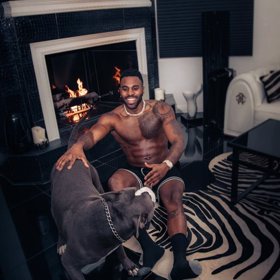 Jason patří mezi nejžádanější zpěváky.