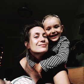 Se svou starší dcerou, která již chodí do mateřské školy.