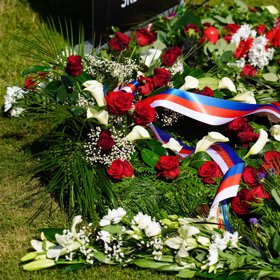 Mezi květinami byly i ty od FAČR či Komise rozhodčích.