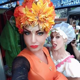 Účinkuje v muzikálu Kapka medu pro Verunku.