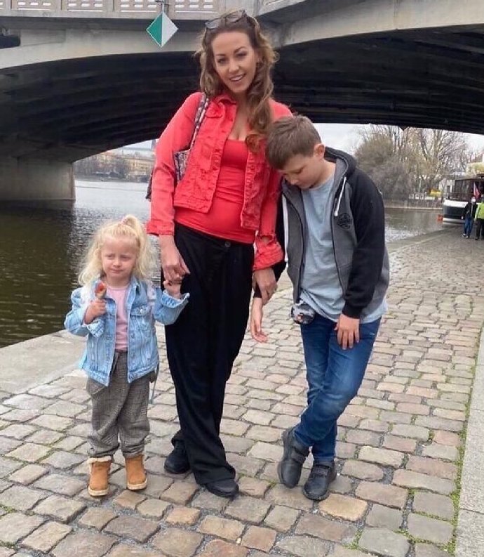 FOTO: Agáta Hanychová s dcerou Miou a synem Kryšpínem. – stránka 3331