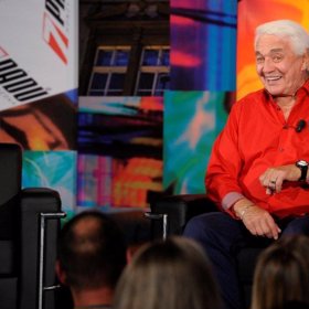 Jiří Krampol ale musí jít dál, a tak už zase baví lidi.