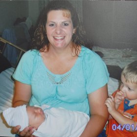 Maminka Tannera se snaží šířit jeho příběh a před parazitem tak varovat ostatní.