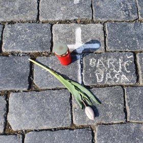 Pomník obětem koronaviru v lidech rezonuje stále, semkli se a na náměstí nosí květiny.