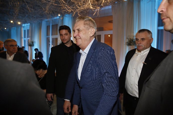 FOTO: Miloš Zeman byl na oslavě v dobré náladě. – stránka 703