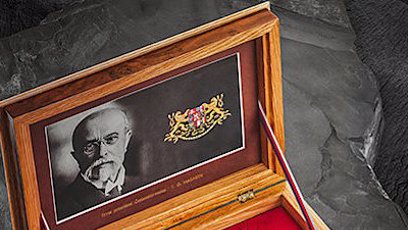 FOTO: Legendární pistoli CZ 75 vyrobenou v České zbrojovce Uherský Brod dostal od Babiše prezident Trump.