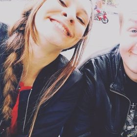 Dnes oslavuje narozeniny.